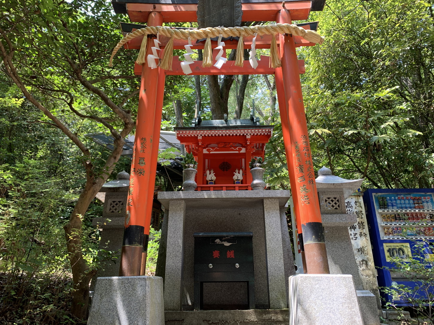高御位神宮の境内